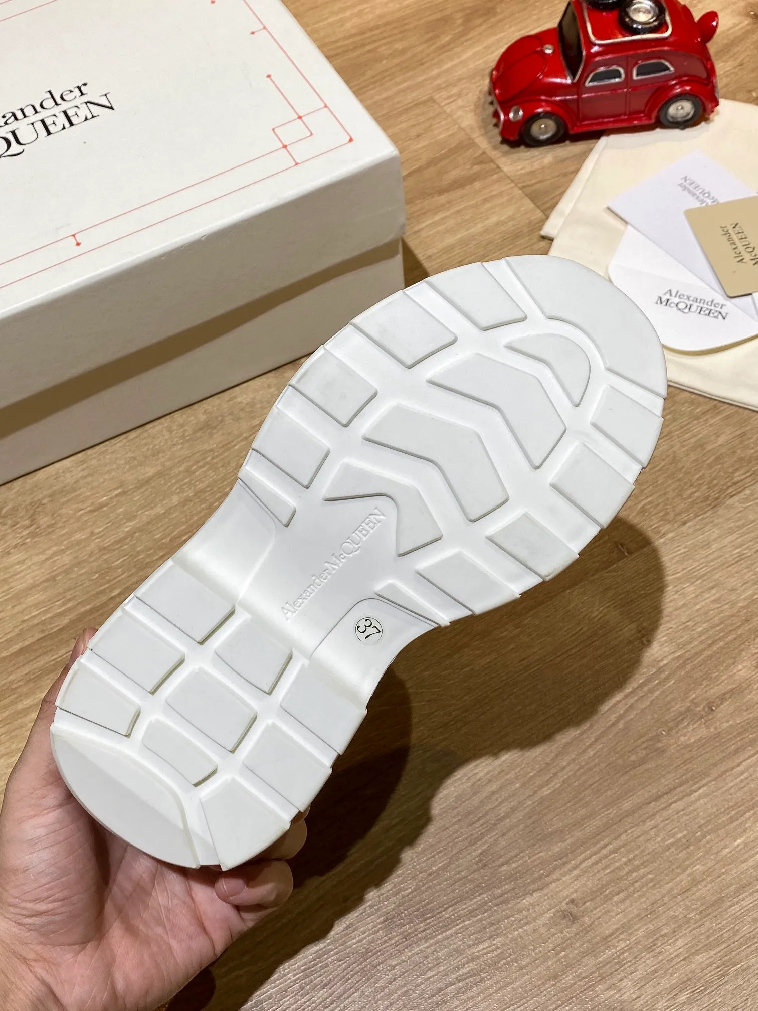👟👟Ex-factory price 480👟👟 Women's shoe factory Alexander Mcqueen🚀🚀Couple model👫 MQ McQueen thick-soled platform shoes, the latest spring style in the counter, Xiaohongshu is popular. It is another casual shoe that increases height and makes you look slimmer. 😄 Don't choose any style. The heel height is 6.5 cm, which is equivalent to wearing a pair of high heels. It is inevitable to look slimmer. Black and white are versatile. Pink looks youthful. Several colors are very popular. Original purchase from hk. Highest quality in the market. Hot-selling product, 👍 Material: Genuine customized space Monica cloth, goatskin lining, private model T👟👟factory price U multi-layer combination outsole. Standard code number. Comes with a full set of the latest packaging at the counter. Code number: 35-40 for women and 39-44 for men.
